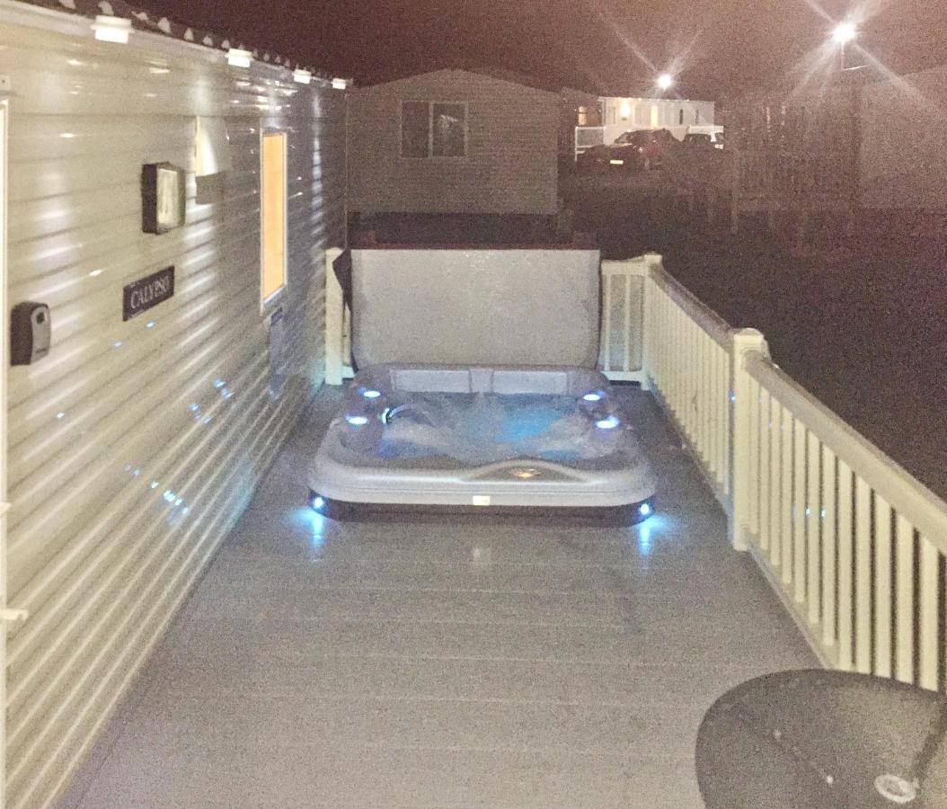 Calypso Hot Tub Breaks Tattershall Lakes Pet Friendly Екстериор снимка