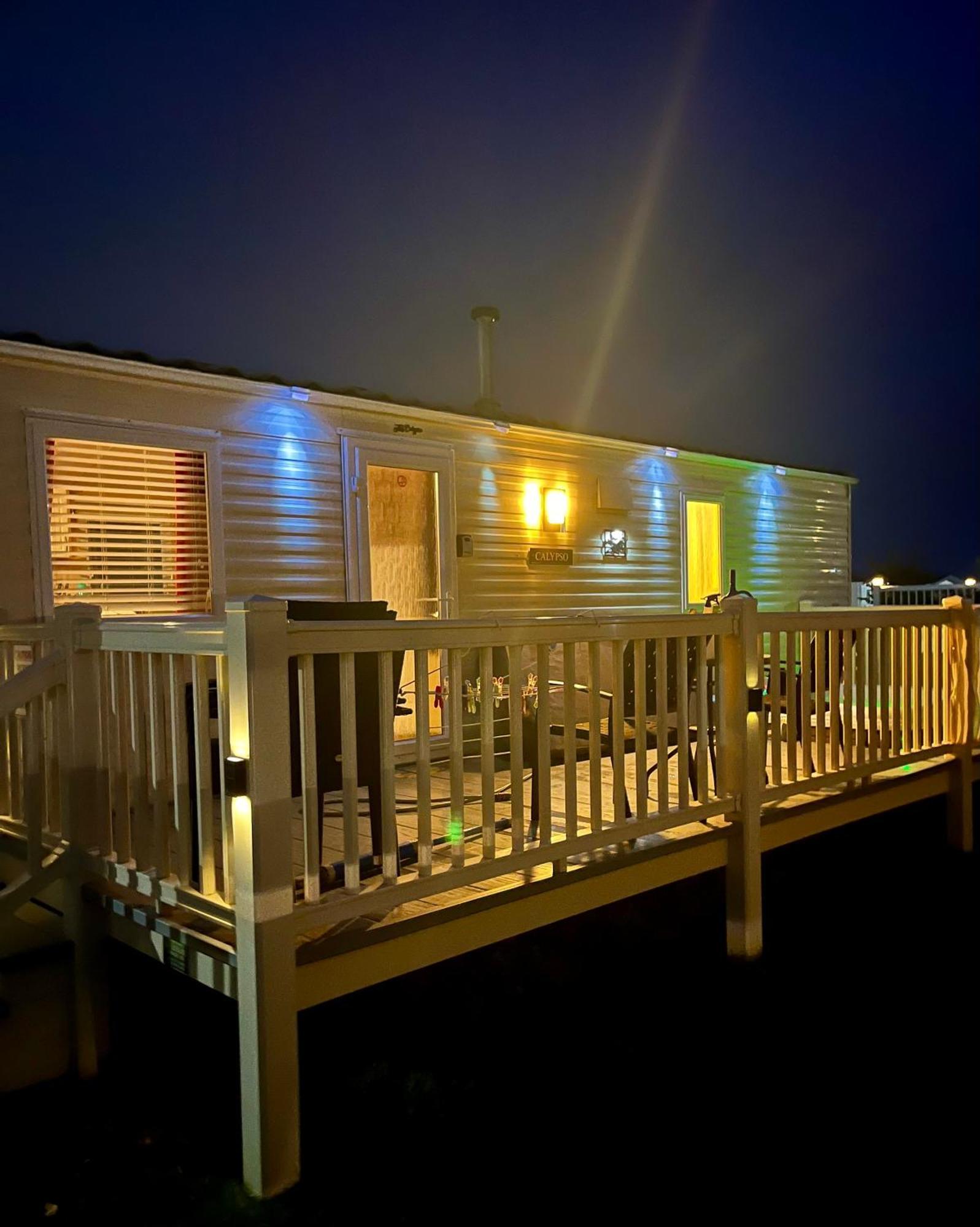 Calypso Hot Tub Breaks Tattershall Lakes Pet Friendly Екстериор снимка